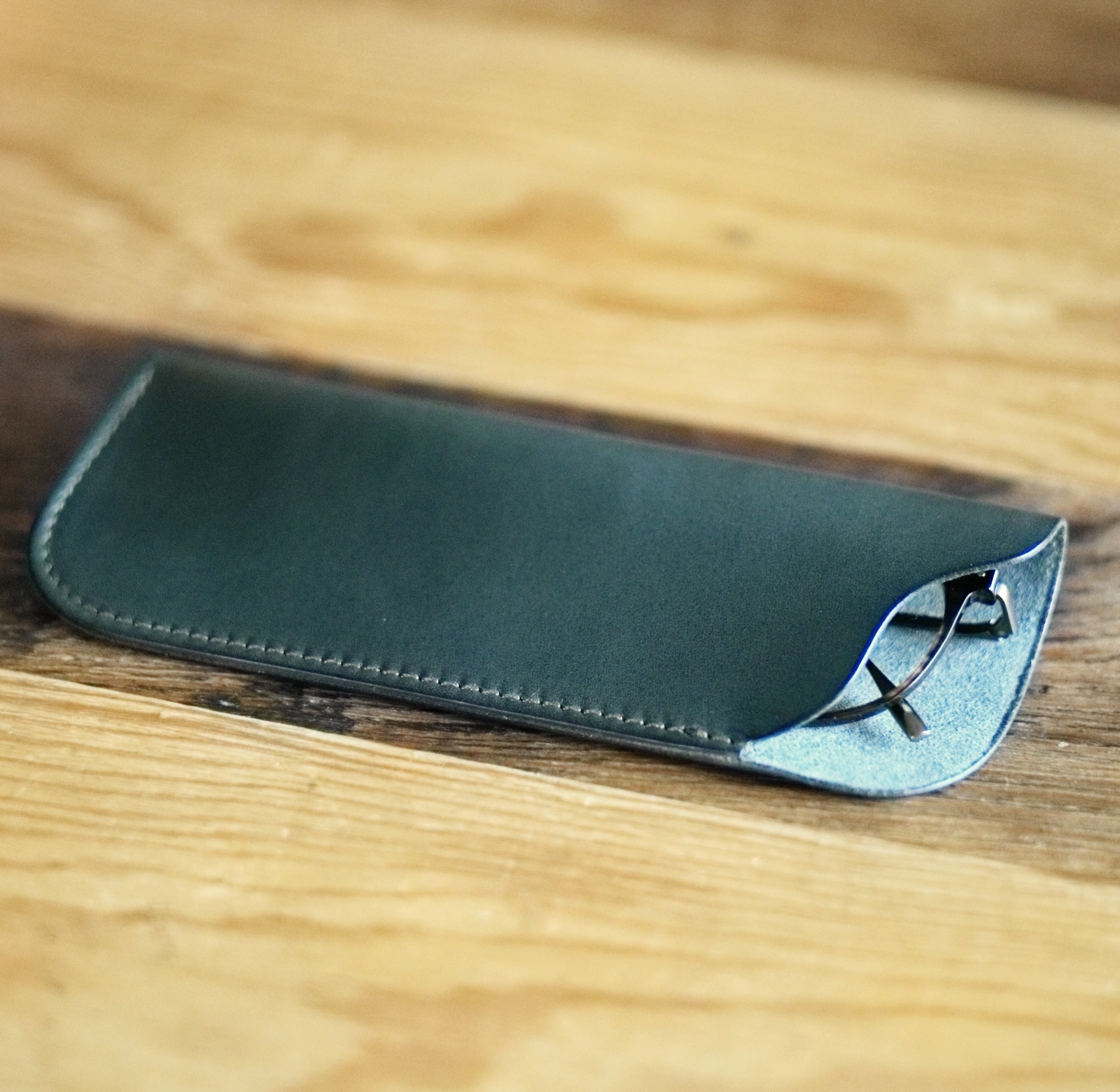 イタリアンレザーのメガネケース　ターコイズ